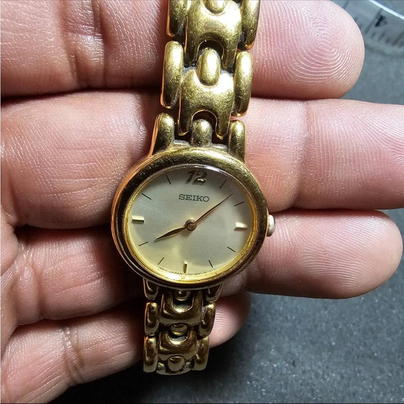 Seiko Ladies Quartz Cocktail Watch Gold Tone Working 7 Inch Bracelet V700-6389 - Picture 3 of 10